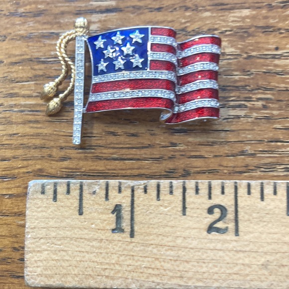 Krementz crystal enamel flowing American flag pin - Picture 4 of 5